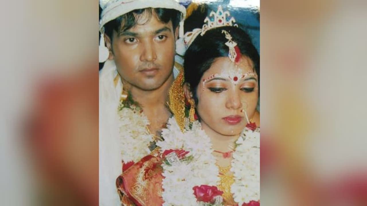 বেহালায় গৃহবধূর অস্বাভাবিক মৃত্যু, শ্বশুরবাড়ির বাথরুমে মিলল ঝুলন্ত দেহ বেহালায় গৃহবধূর অস্বাভাবিক মৃত্যু, শ্বশুরবাড়ির বাথরুমে মিলল ঝুলন্ত দেহ