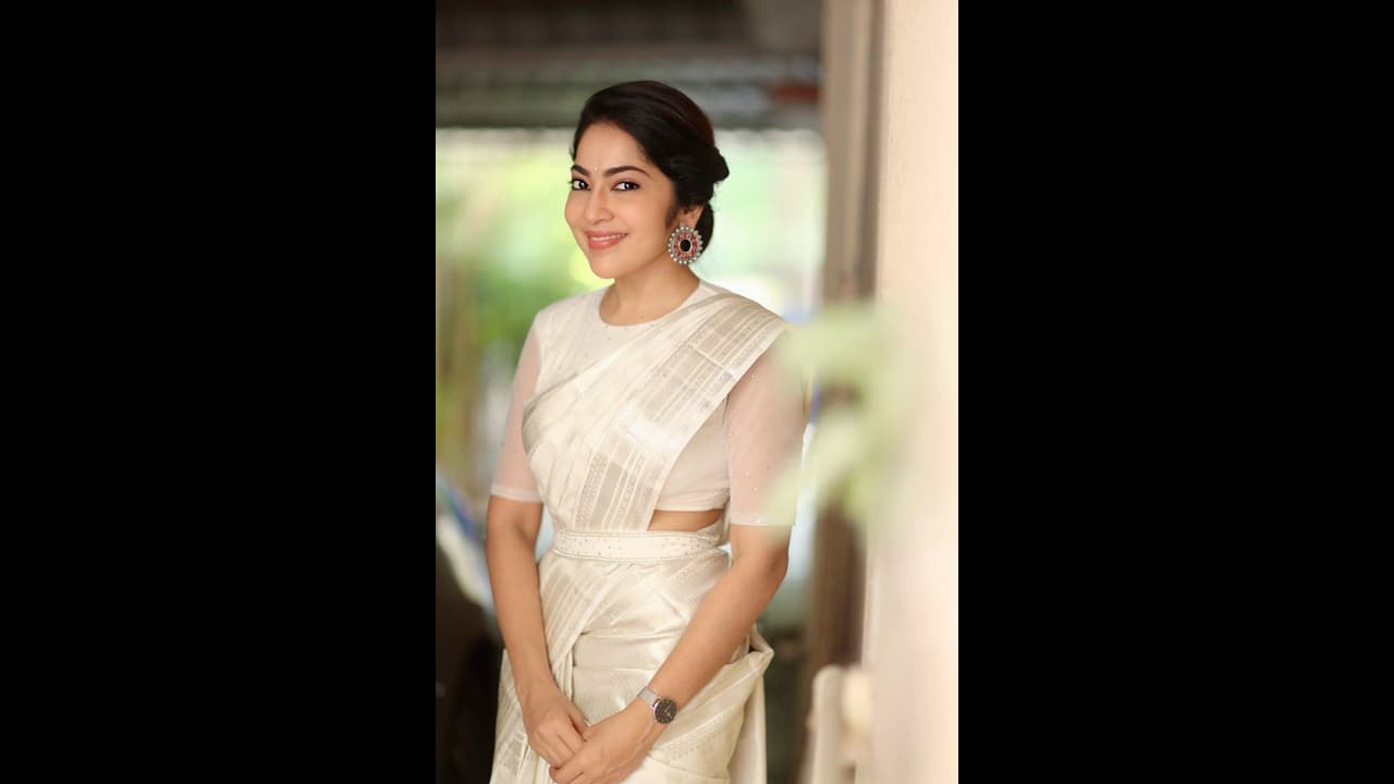 வெள்ளை புடவையில் கொள்ளை அழகில் மயக்கும் விஜே ரம்யா! லைக்சை அள்ளும் புகைப்படங்கள்...!சொக்கி விழுந்த ரசிகர்கள்! வெள்ளை புடவையில் கொள்ளை அழகில் மயக்கும் விஜே ரம்யா! லைக்சை அள்ளும் புகைப்படங்கள்...!சொக்கி விழுந்த ரசிகர்கள்!