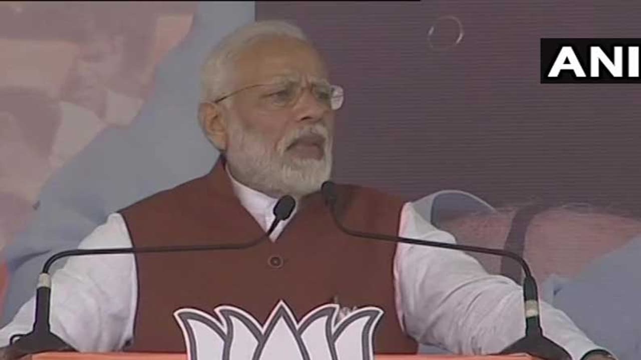 சட்டவிரோதமாக குடியேறியவர்களை நம்பித்தான் காங்கிரஸ் கட்சியே இருக்கு !! வெளுத்து வாங்கிய மோடி !!