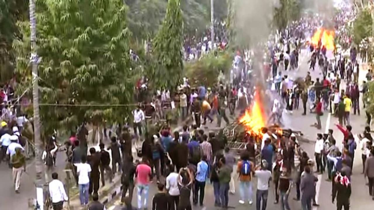 অসমে মৃতের সংখ্যা বেড়ে ২, ব্যাঙ্ক বাস টার্মিনাসে আগুন, গ্রেফতার আরটিআই কর্মী অসমে মৃতের সংখ্যা বেড়ে ২, ব্যাঙ্ক বাস টার্মিনাসে আগুন, গ্রেফতার আরটিআই কর্মী