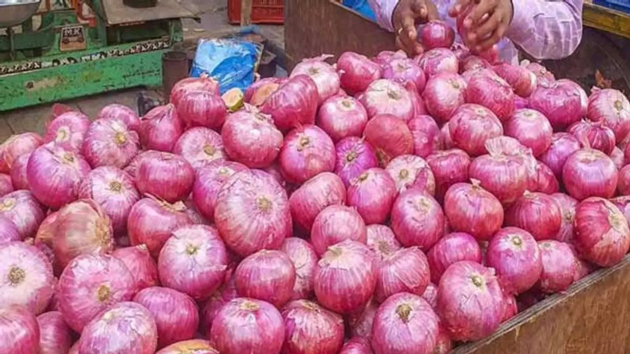 ಈಗೇನಿದ್ದರೂ ಬರೀ ಈರುಳ್ಳಿ ಕಳ್ಳರ ಹಾವಳಿ: ಬೇಸತ್ತ ರೈತ ಮಾಡಿದ್ದೇನು? ಈಗೇನಿದ್ದರೂ ಬರೀ ಈರುಳ್ಳಿ ಕಳ್ಳರ ಹಾವಳಿ: ಬೇಸತ್ತ ರೈತ ಮಾಡಿದ್ದೇನು?