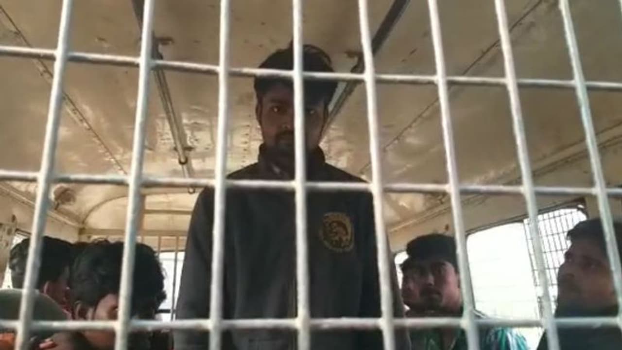 দাদার সম্পত্তি হাতাতে ভাইঝিকে ধর্ষণ, 'গুণধর' কাকাকে হাতনাতে ধরলেন স্থানীয়রা দাদার সম্পত্তি হাতাতে ভাইঝিকে ধর্ষণ, 'গুণধর' কাকাকে হাতনাতে ধরলেন স্থানীয়রা