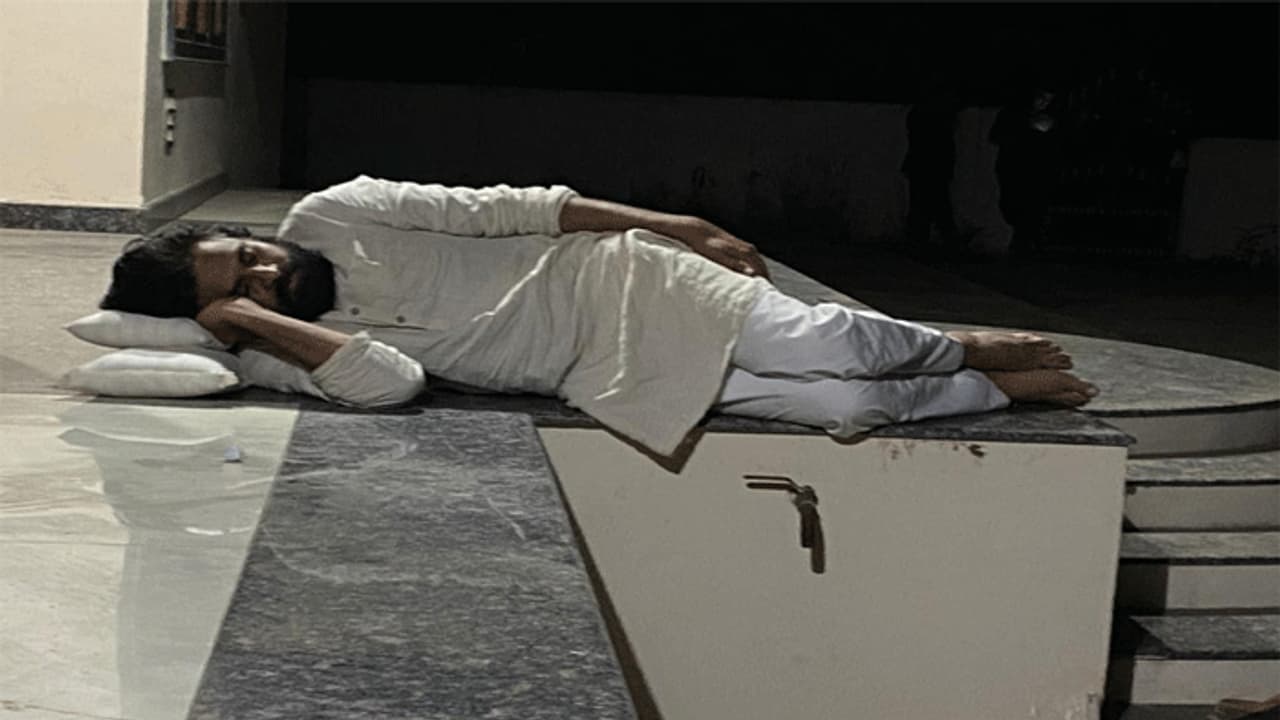 అభిమాని ఇంటి ముందు పవన్ విశ్రాంతి.. ఫోటోలు వైరల్