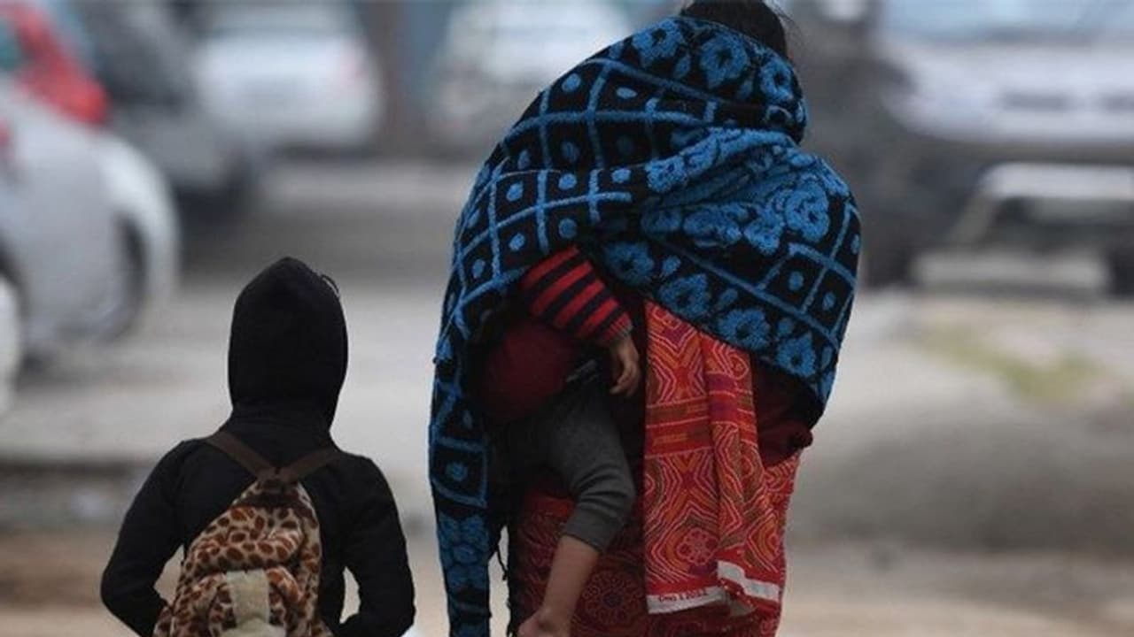 मौसम ने ली करवट, भारी बारिश के साथ गिरे ओले ने बढ़ाई ठंडक; बिजली गिरने से 2 किसान की मौत मौसम ने ली करवट, भारी बारिश के साथ गिरे ओले ने बढ़ाई ठंडक; बिजली गिरने से 2 किसान की मौत