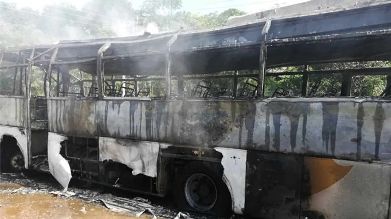 ಬೆಂಕಿಗಾಹುತಿಯಾದ ಬಸ್ : ಸಂಪೂರ್ಣ ಭಸ್ಮ ಬೆಂಕಿಗಾಹುತಿಯಾದ ಬಸ್ : ಸಂಪೂರ್ಣ ಭಸ್ಮ