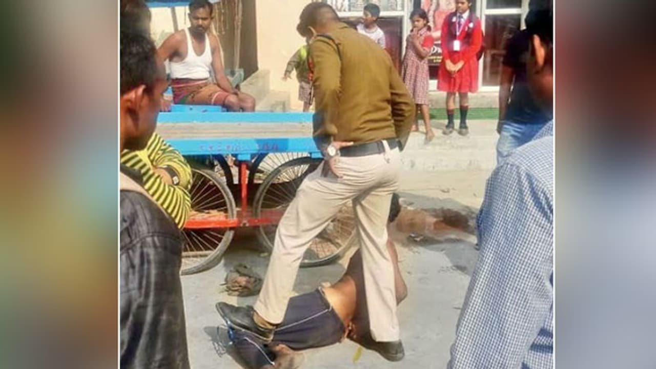 बूट से रौंदी मानवता: युवक ने घर में मचाया गदर, तो पुलिसवाले ने बीच सड़क दी सजा बूट से रौंदी मानवता: युवक ने घर में मचाया गदर, तो पुलिसवाले ने बीच सड़क दी सजा