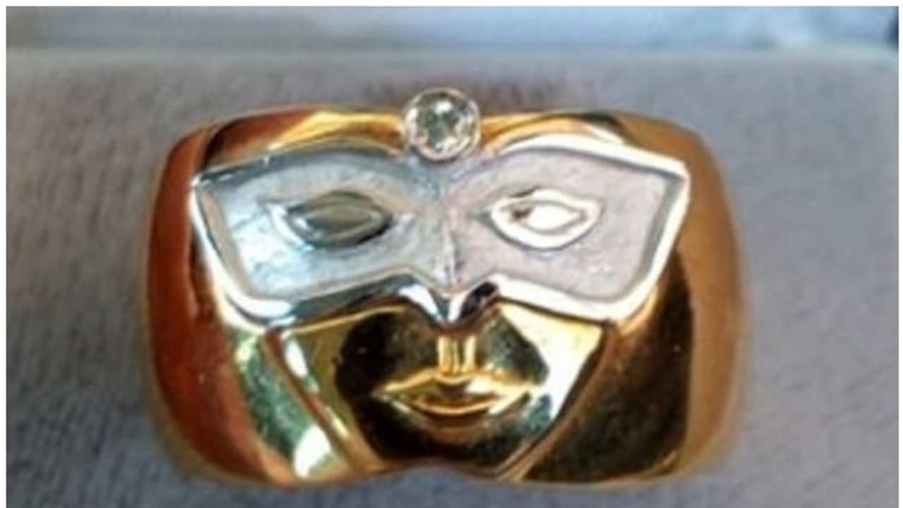 പ്രണയം പറയാൻ തെരഞ്ഞെടുത്തത് ലോകത്തിലെ ഏറ്റവും വിരൂപമായ മോതിരം പ്രണയം പറയാൻ തെരഞ്ഞെടുത്തത് ലോകത്തിലെ ഏറ്റവും വിരൂപമായ മോതിരം