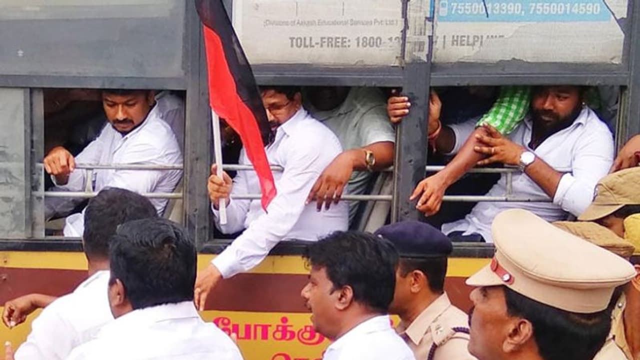 சாலை மறியல்... உதயநிதி ஸ்டாலின் அதிரடி கைது... சென்னையில் பரபரப்பு..! சாலை மறியல்... உதயநிதி ஸ்டாலின் அதிரடி கைது... சென்னையில் பரபரப்பு..!