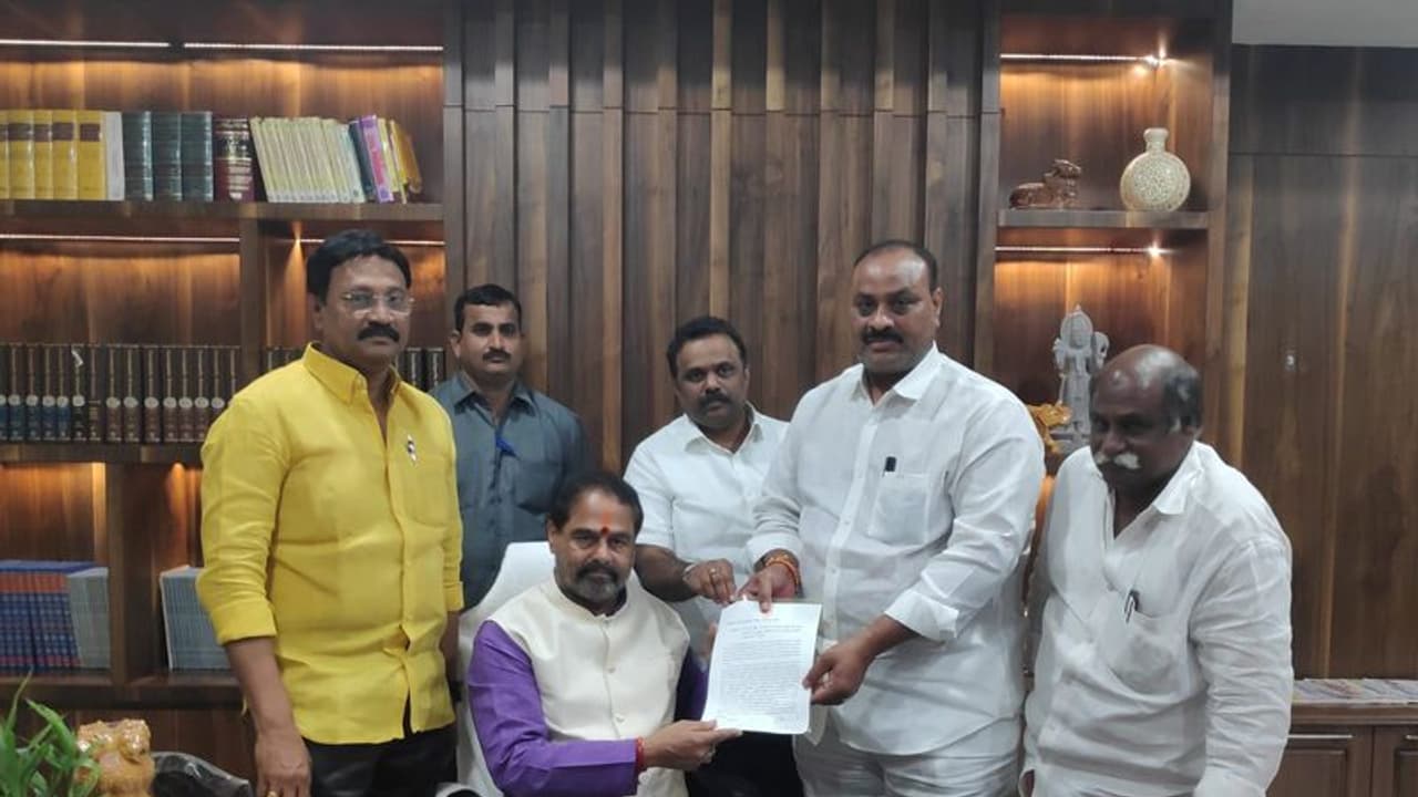 సభలో వైసీపీకి టీడీపీ ట్విస్ట్: జగన్ పై సభాహక్కుల ఉల్లంఘన నోటీసులు సభలో వైసీపీకి టీడీపీ ట్విస్ట్: జగన్ పై సభాహక్కుల ఉల్లంఘన నోటీసులు