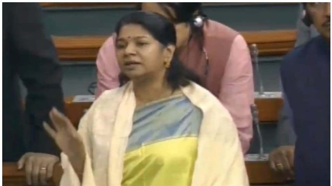 'മേക്ക് ഇന് ഇന്ത്യയില്ല, സ്ത്രീകള് പീഡിപ്പിക്കപ്പെടുന്നുണ്ട്, അതാണ് വിഷയം': രാഹുലിന് പിന്തുണയുമായി കനിമൊഴി 'മേക്ക് ഇന് ഇന്ത്യയില്ല, സ്ത്രീകള് പീഡിപ്പിക്കപ്പെടുന്നുണ്ട്, അതാണ് വിഷയം': രാഹുലിന് പിന്തുണയുമായി കനിമൊഴി