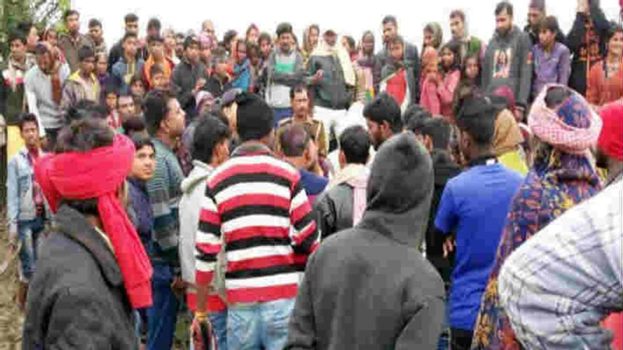 रात को शौच के लिए निकली थी महिला, सुबह अर्धनग्न अवस्था में मिला शव, रेप की आशंका रात को शौच के लिए निकली थी महिला, सुबह अर्धनग्न अवस्था में मिला शव, रेप की आशंका