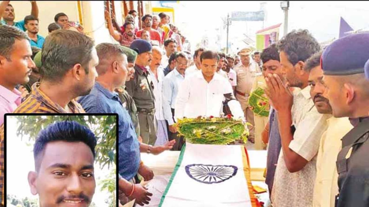 அருணாச்சலப்பிரதேசத்தில் வீரமரணமடைந்த தமிழக ராணுவ வீரர்..! 21 குண்டுகள் முழங்க அரசு மரியாதையுடன் உடல் நல்லடக்கம்..! அருணாச்சலப்பிரதேசத்தில் வீரமரணமடைந்த தமிழக ராணுவ வீரர்..! 21 குண்டுகள் முழங்க அரசு மரியாதையுடன் உடல் நல்லடக்கம்..!