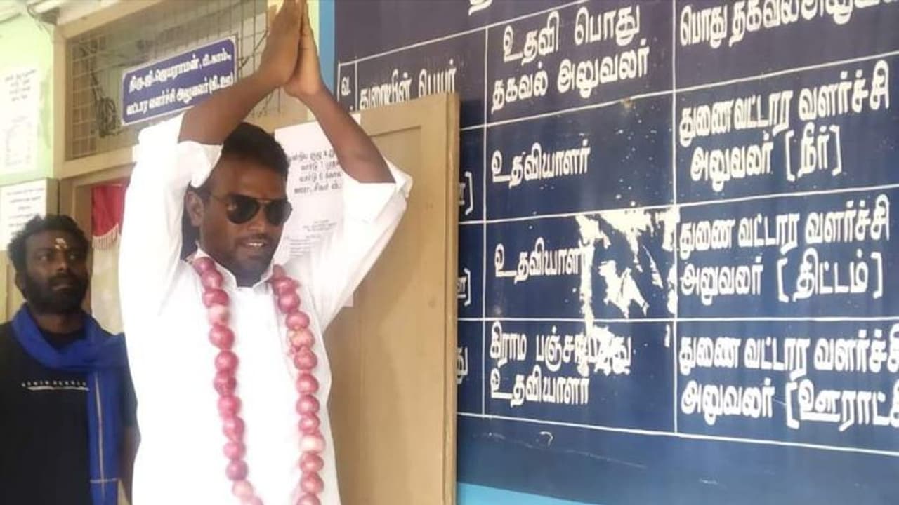 கழுத்தில் வெங்காய மாலையுடன் பட்டைய கிளப்பிய அமமுக வேட்பாளர்..! அதிர்ந்து போன தேர்தல் அதிகாரி..! கழுத்தில் வெங்காய மாலையுடன் பட்டைய கிளப்பிய அமமுக வேட்பாளர்..! அதிர்ந்து போன தேர்தல் அதிகாரி..!