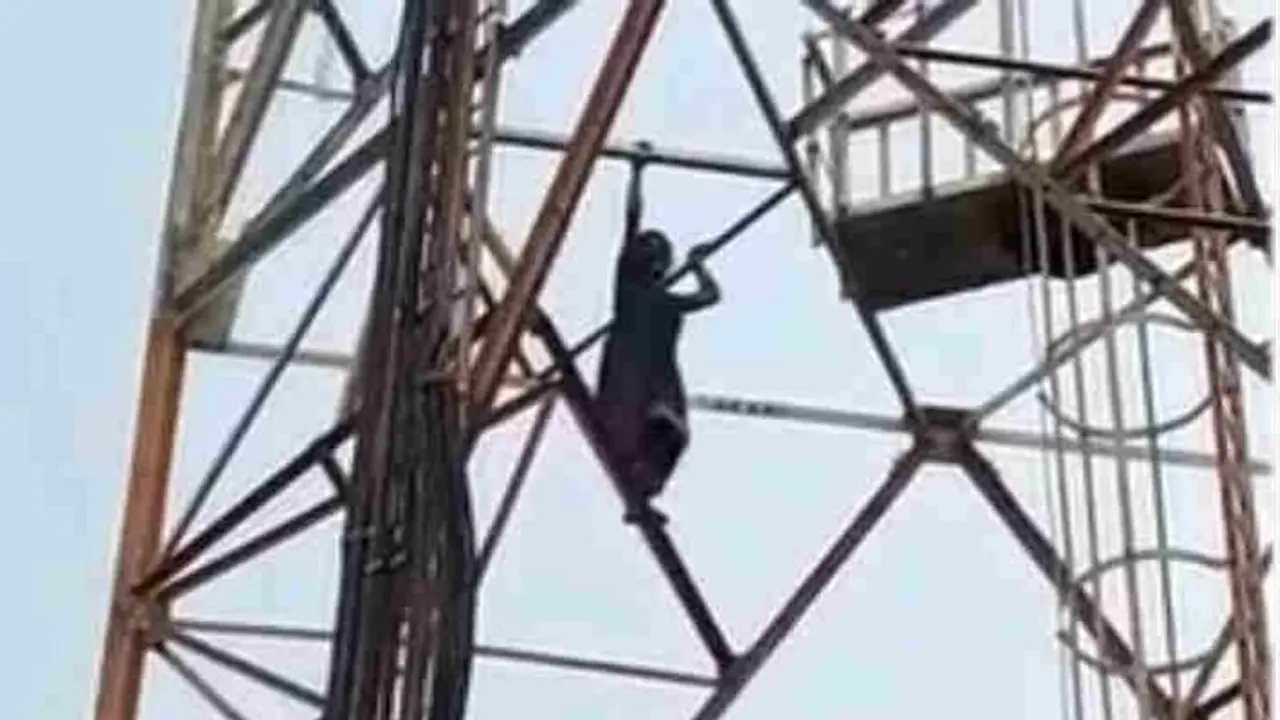 मोबाइल टावर पर चढ़ गई लड़की, 70 फीट ऊंचाई पर जो भी किया उसकी वजह से घंटों मची अफरातफरी मोबाइल टावर पर चढ़ गई लड़की, 70 फीट ऊंचाई पर जो भी किया उसकी वजह से घंटों मची अफरातफरी