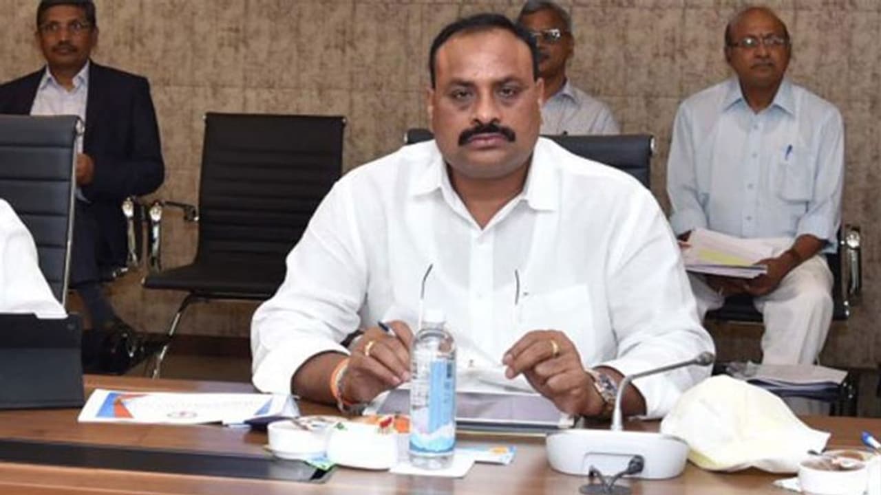 నేను సర్వీసులో ఉంటే నీలాంటోడికి పాఠాలు చెప్పేటోడ్ని: అచ్చెన్నకు వైసీపీ ఎమ్మెల్యే కౌంటర్ నేను సర్వీసులో ఉంటే నీలాంటోడికి పాఠాలు చెప్పేటోడ్ని: అచ్చెన్నకు వైసీపీ ఎమ్మెల్యే కౌంటర్