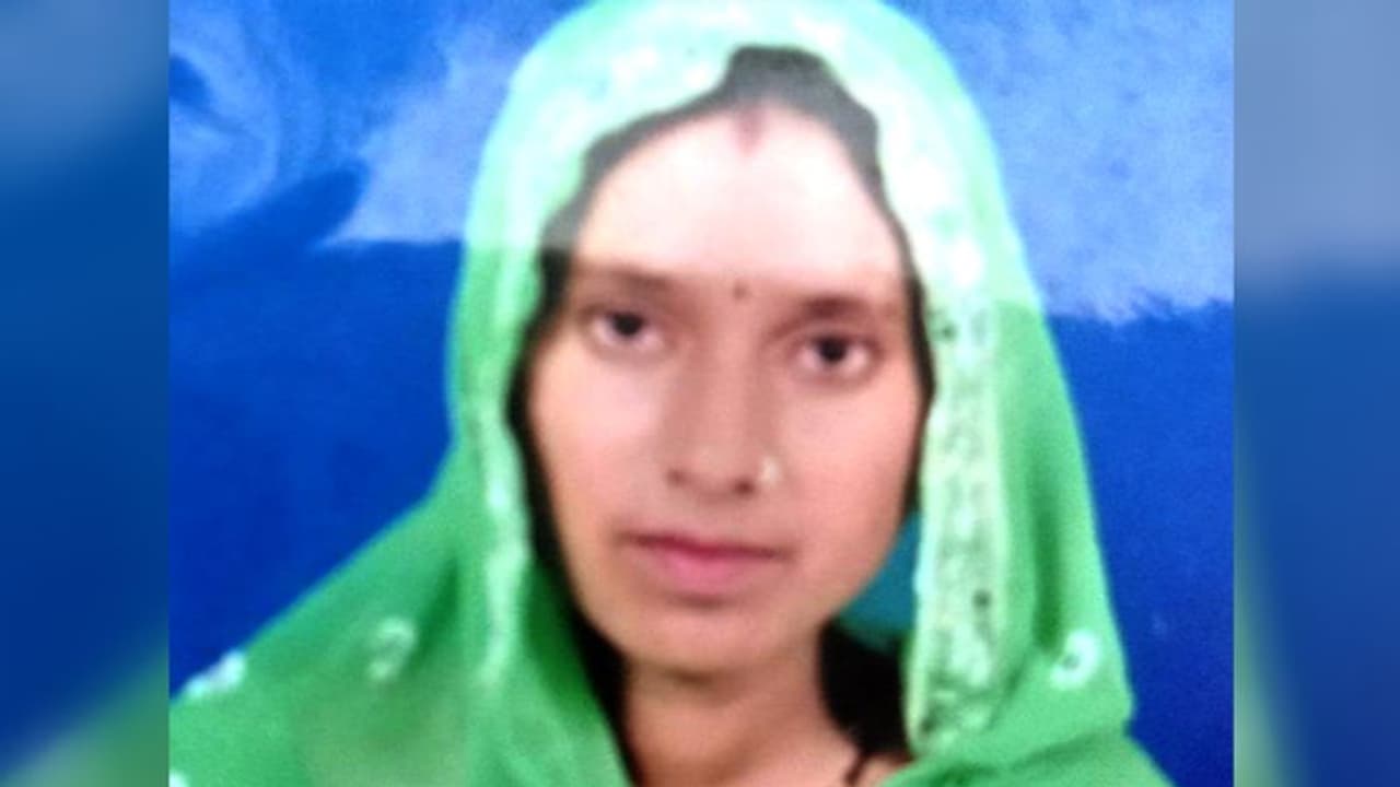 शराबी ने पत्नी और 2 मासूम बच्चों पर केरोसिन डाल जिंदा जलाया, महिला एक मासूम की मौत शराबी ने पत्नी और 2 मासूम बच्चों पर केरोसिन डाल जिंदा जलाया, महिला एक मासूम की मौत