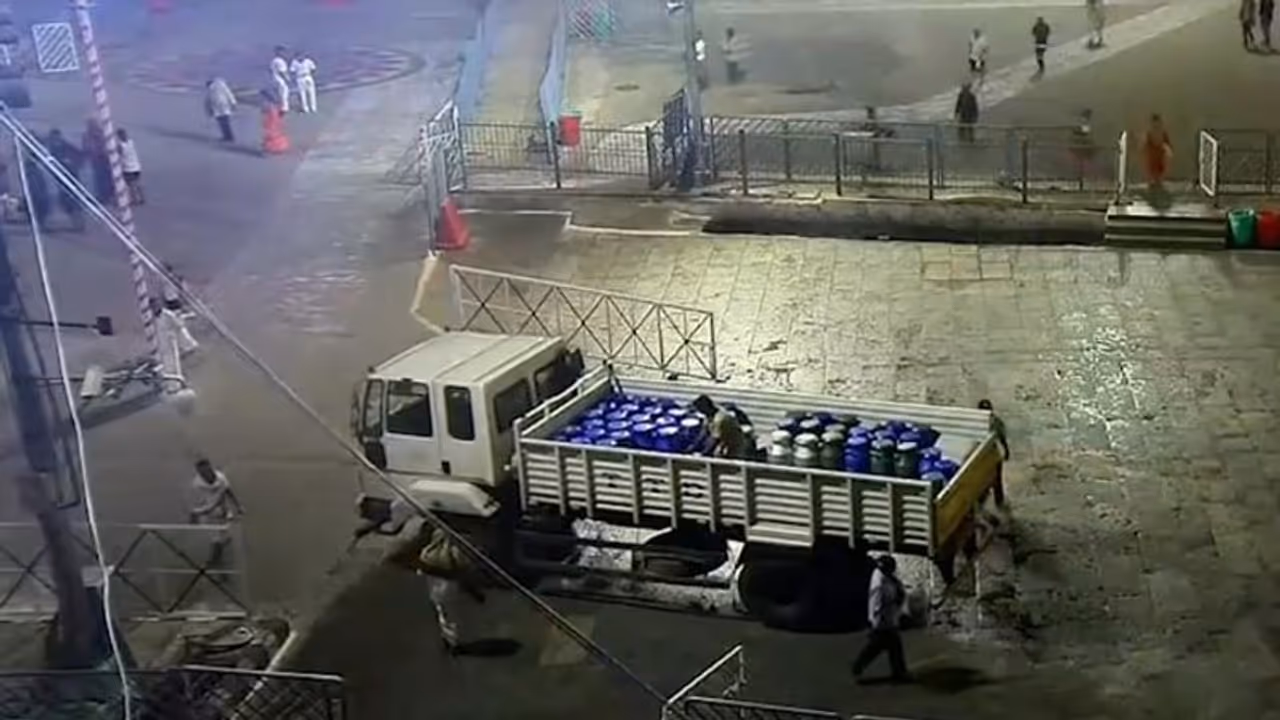 ತಿರುಪತಿ: ಮುಕ್ತಿಗಾಗಿ ವ್ಯಾನ್ ಅಡಿ ಬಿದ್ದು ಆತ್ಮಹತ್ಯೆ, ಸಿಸಿ ಟಿವಿಯಲ್ಲಿ ಸೆರೆ ತಿರುಪತಿ: ಮುಕ್ತಿಗಾಗಿ ವ್ಯಾನ್ ಅಡಿ ಬಿದ್ದು ಆತ್ಮಹತ್ಯೆ, ಸಿಸಿ ಟಿವಿಯಲ್ಲಿ ಸೆರೆ