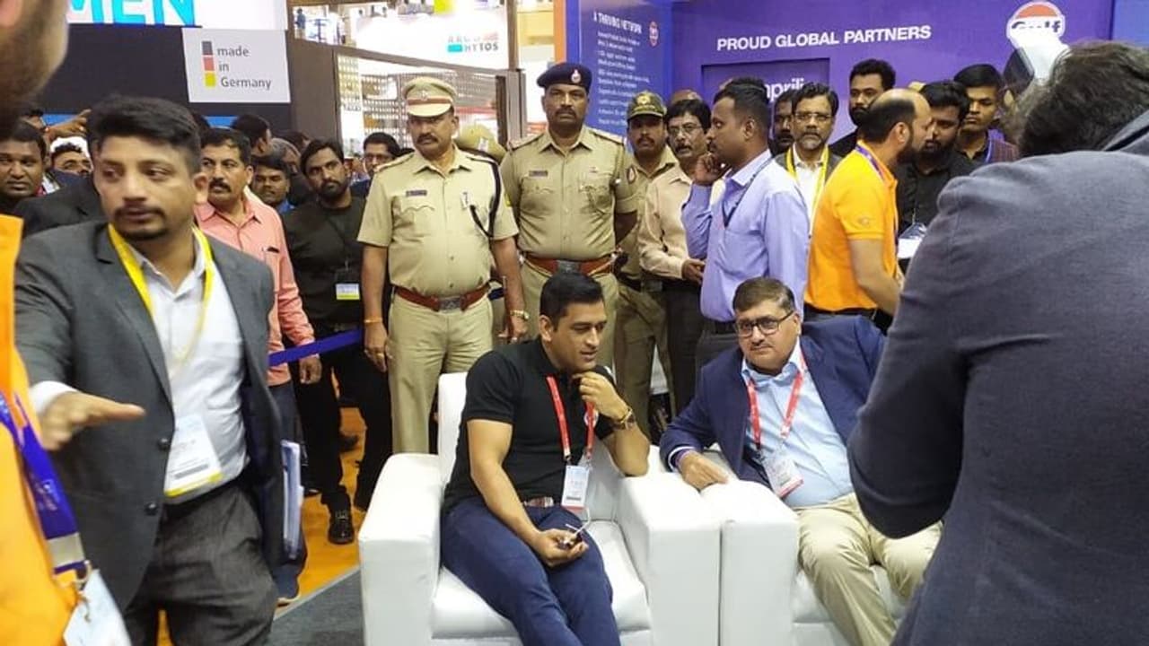 ಬೆಂಗಳೂರಿನಲ್ಲಿ ಧೋನಿ ಪ್ರತ್ಯಕ್ಷ; ಎಕ್ಸಾನ್ ವಸ್ತು ಪ್ರದರ್ಶನ ಉದ್ಘಾಟಿಸಿದ ಕ್ರಿಕೆಟಿಗ!