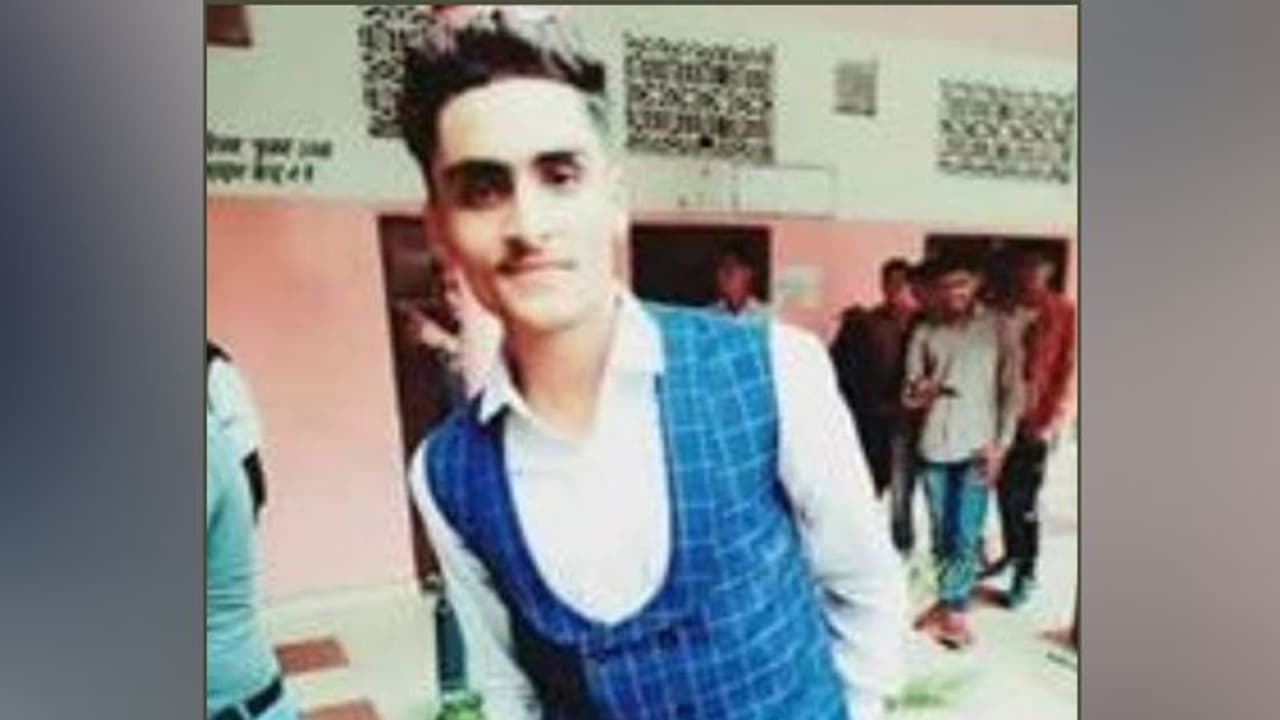 12th का स्टूडेंट नहीं झेल पाया टीचर के 'इश्क' का प्रेशर, खुद को कर लिया शूट 12th का स्टूडेंट नहीं झेल पाया टीचर के 'इश्क' का प्रेशर, खुद को कर लिया शूट