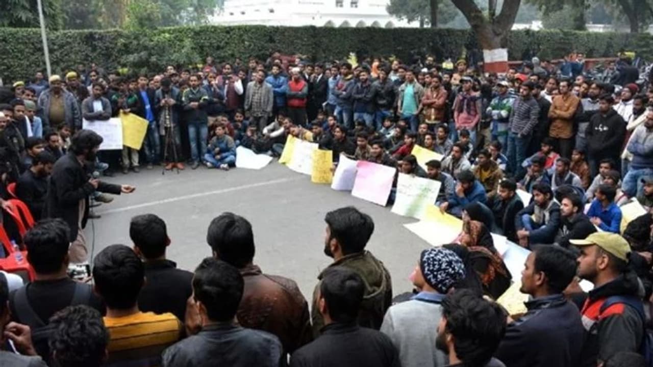 CAB के विरोध में AMU के छात्रों ने शांतिपूर्ण तरीके से निकाला जुलूस, कैंपस में तैनात रही PAC RAF