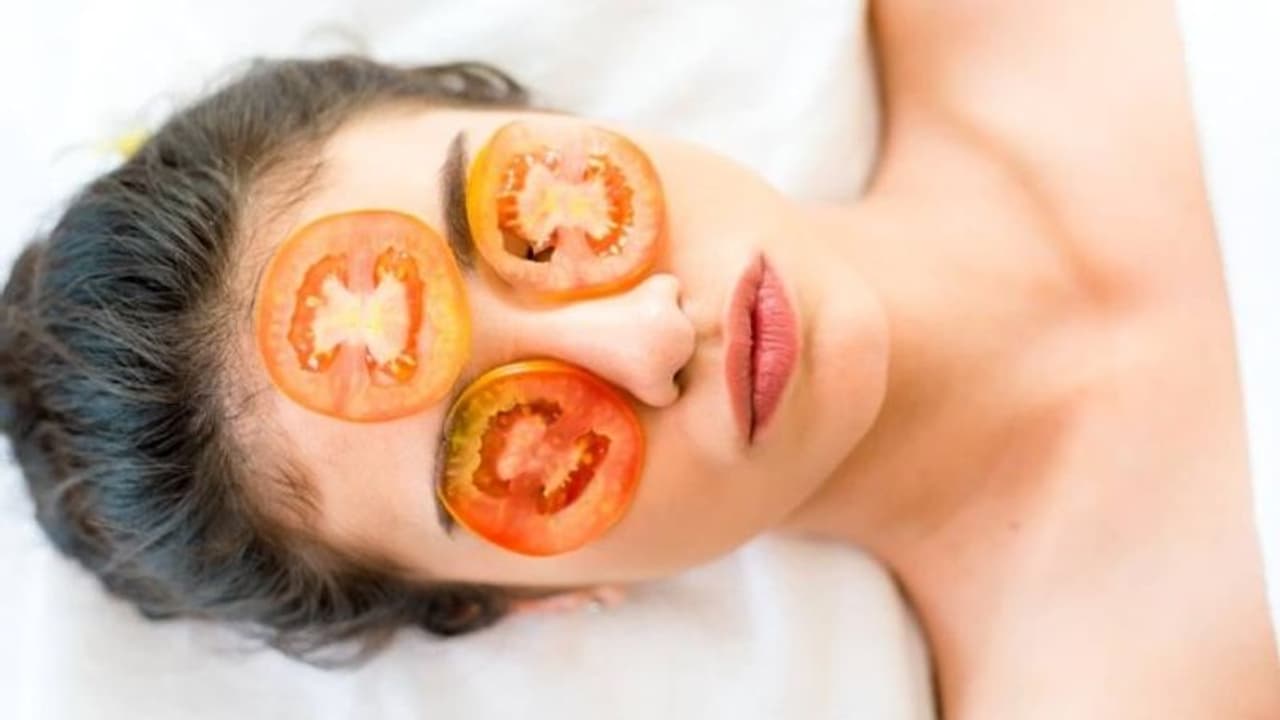 മുഖത്തെ കരുവാളിപ്പ് മാറ്റാന് തക്കാളി കൊണ്ടൊരു കിടിലന് ഫേസ് പാക്ക് മുഖത്തെ കരുവാളിപ്പ് മാറ്റാന് തക്കാളി കൊണ്ടൊരു കിടിലന് ഫേസ് പാക്ക്