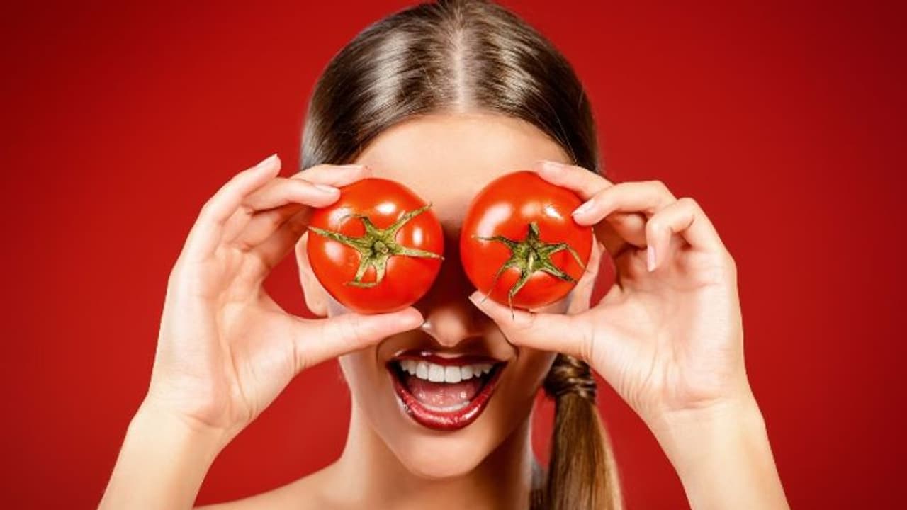 Tomato Face Pack : മുഖകാന്തി കൂട്ടാൻ തക്കാളി കൊണ്ടുള്ള ഫേസ് പാക്കുകൾ