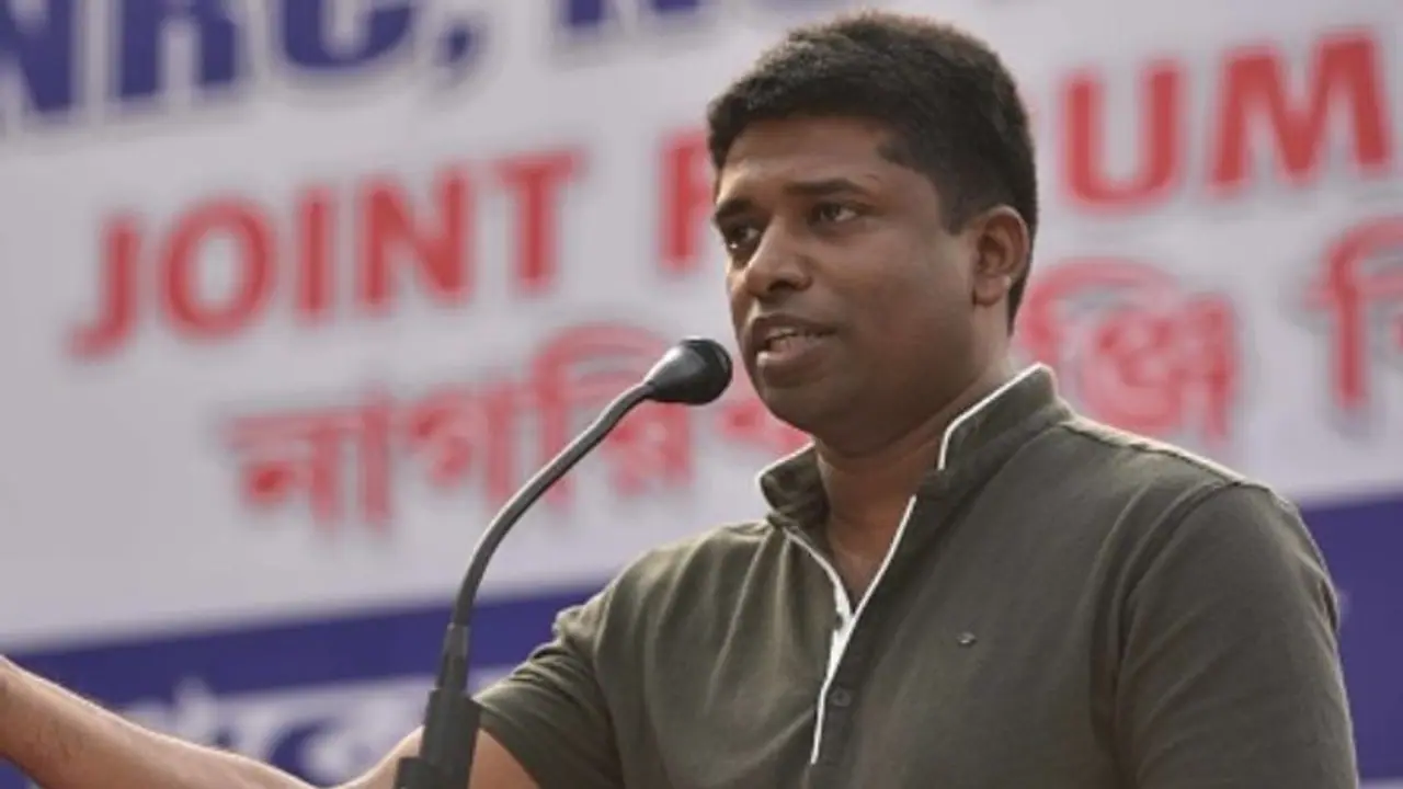 കണ്ണൻ ഗോപിനാഥനെ മുംബൈ പൊലീസ് കസ്റ്റഡിയിലെടുത്തു കണ്ണൻ ഗോപിനാഥനെ മുംബൈ പൊലീസ് കസ്റ്റഡിയിലെടുത്തു