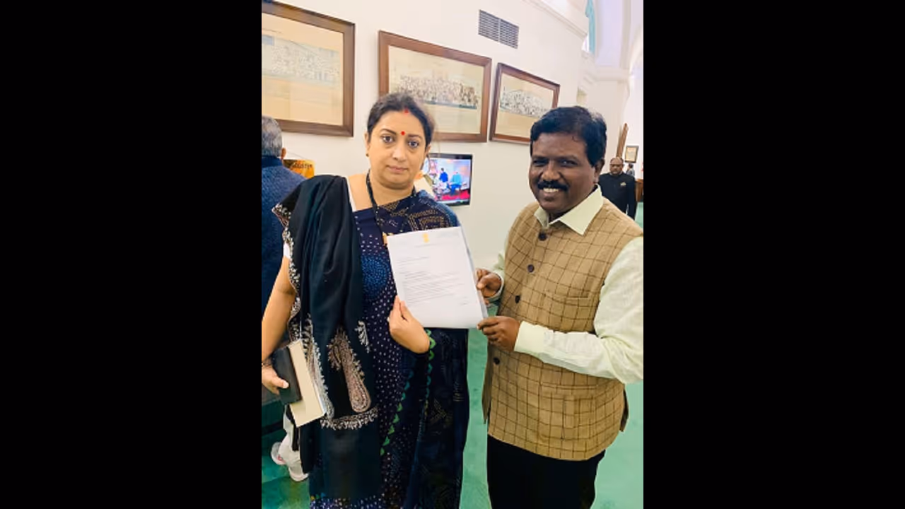 கேவலமாக மனு வாங்கிய ஸ்மிருதி இரானி !! சிரித்துக் கொண்டே இருந்த சிறுத்தை !! கேவலமாக மனு வாங்கிய ஸ்மிருதி இரானி !! சிரித்துக் கொண்டே இருந்த சிறுத்தை !!