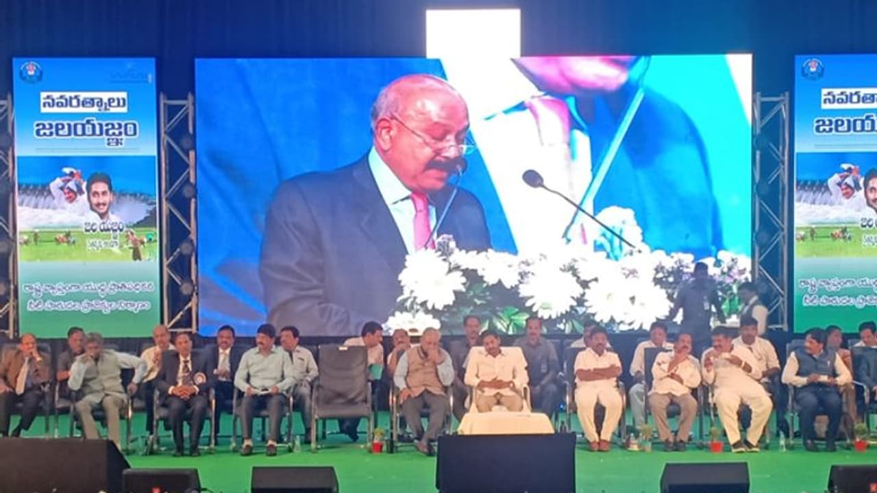 డిగ్రీ 4 ఏళ్లు, బీటెక్ 5 ఏళ్లు.. విద్యా వ్యవస్ధలో మార్పులు: సీఎం జగన్ డిగ్రీ 4 ఏళ్లు, బీటెక్ 5 ఏళ్లు.. విద్యా వ్యవస్ధలో మార్పులు: సీఎం జగన్