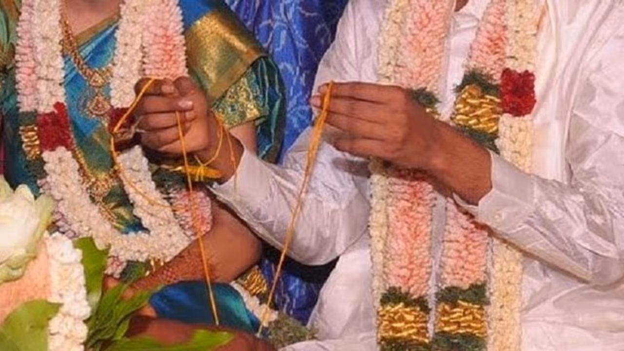 கணவனின் இரண்டாம் திருமணத்திற்கு வந்த முதல் மனைவி மணமேடையிலேயே தர்ம அடி !! கணவனின் இரண்டாம் திருமணத்திற்கு வந்த முதல் மனைவி மணமேடையிலேயே தர்ம அடி !!