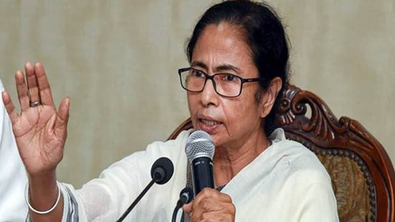 குடியுரிமைச் சட்டம் எங்க ஸ்டேட்ல செல்லாது !! சட்டத்தை அமல்படுத்த மாநிலங்களை வற்புறுத்த முடியாது !! மம்தா பானர்ஜி அதிரடி !! குடியுரிமைச் சட்டம் எங்க ஸ்டேட்ல செல்லாது !! சட்டத்தை அமல்படுத்த மாநிலங்களை வற்புறுத்த முடியாது !! மம்தா பானர்ஜி அதிரடி !!