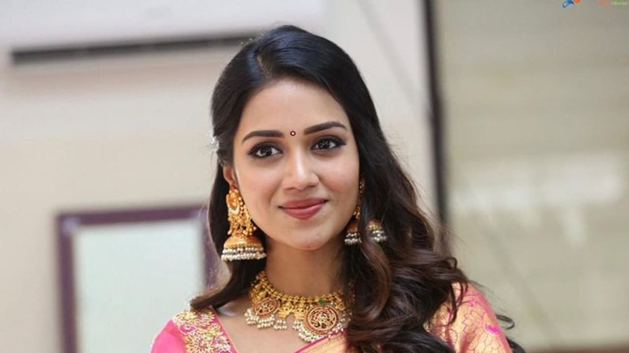 பட்டுப் புடவையில் பட்ரோஸ் அழகில் மயக்கும் நிவேதா பெத்துராஜ்..! லைக்ஸை குவிக்கும் புகைப்படங்கள்! பட்டுப் புடவையில் பட்ரோஸ் அழகில் மயக்கும் நிவேதா பெத்துராஜ்..! லைக்ஸை குவிக்கும் புகைப்படங்கள்!