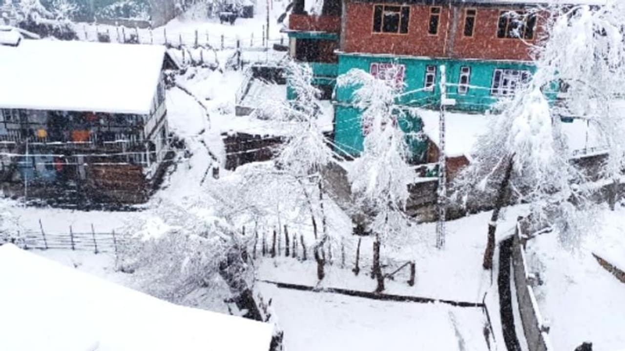 শীতের শুরুতেই বরফের চাদরে ঢাকল সিকিম, ব্য়াগ গুছাচ্ছেন পর্যটকরা শীতের শুরুতেই বরফের চাদরে ঢাকল সিকিম, ব্য়াগ গুছাচ্ছেন পর্যটকরা