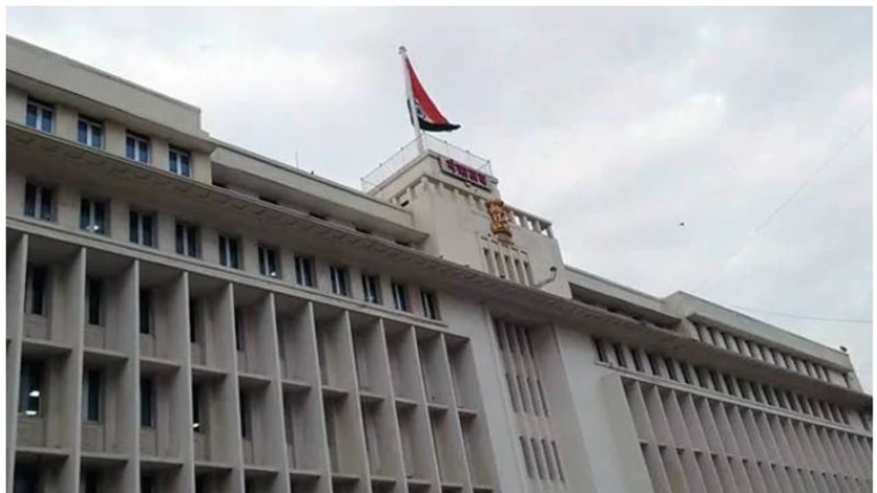 മഹാരാഷ്ട്ര സെക്രട്ടറിയേറ്റിന് മുകളില് നിന്ന് ചാടി യുവതിയുടെ ആത്മഹത്യാശ്രമം; രക്ഷയായി വല മഹാരാഷ്ട്ര സെക്രട്ടറിയേറ്റിന് മുകളില് നിന്ന് ചാടി യുവതിയുടെ ആത്മഹത്യാശ്രമം; രക്ഷയായി വല