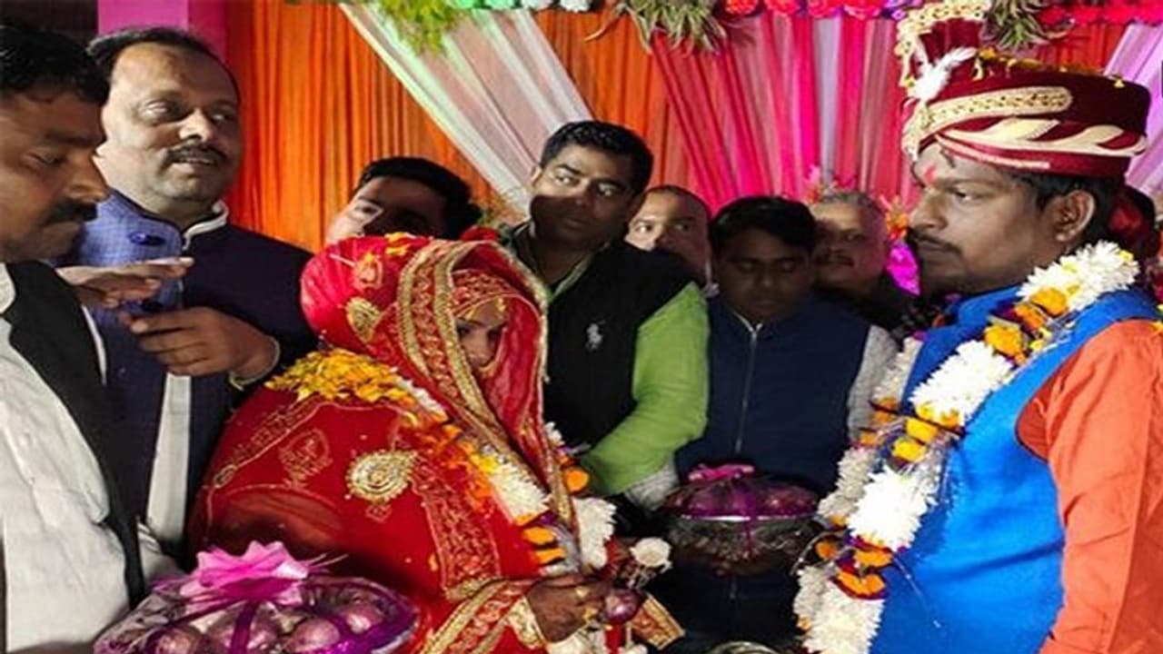 PM मोदी के क्षेत्र में हुई अनोखी शादी, दूल्हा दुल्हन ने प्याज की माला पहनाकर लिए सात फेरे PM मोदी के क्षेत्र में हुई अनोखी शादी, दूल्हा दुल्हन ने प्याज की माला पहनाकर लिए सात फेरे