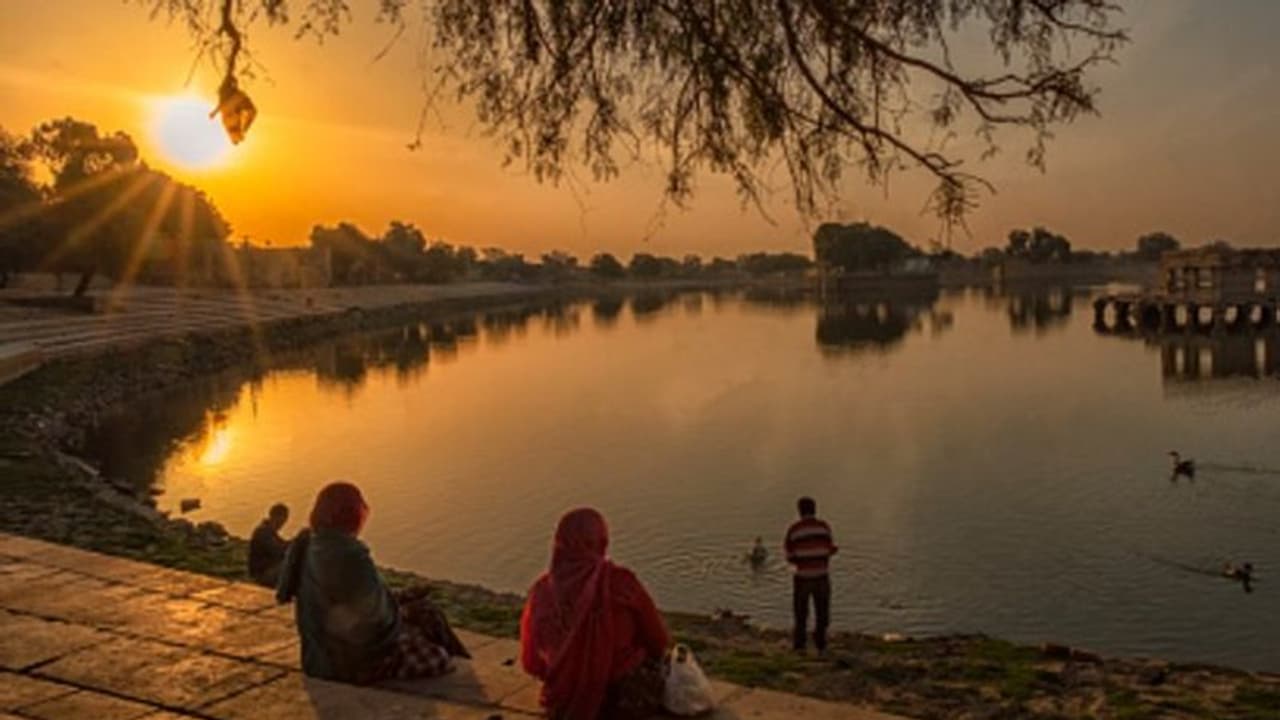 কলকাতার তাপমাত্রা স্বাভাবিকের দুই ডিগ্রি উপরে, দক্ষিণবঙ্গে বজ্রবিদ্য়ুৎ সহ বৃষ্টির সম্ভাবনা