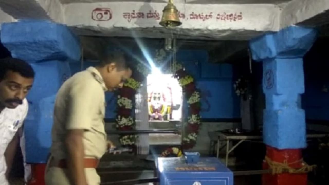 ಕಾಶಿ ವಿಶ್ವೇಶ್ವರ ಸ್ವಾಮಿ ದೇವಾಲಯ ಹುಂಡಿ ಒಡೆದು ಲಕ್ಷ ಲಕ್ಷ ಕಳ್ಳತನ ಕಾಶಿ ವಿಶ್ವೇಶ್ವರ ಸ್ವಾಮಿ ದೇವಾಲಯ ಹುಂಡಿ ಒಡೆದು ಲಕ್ಷ ಲಕ್ಷ ಕಳ್ಳತನ