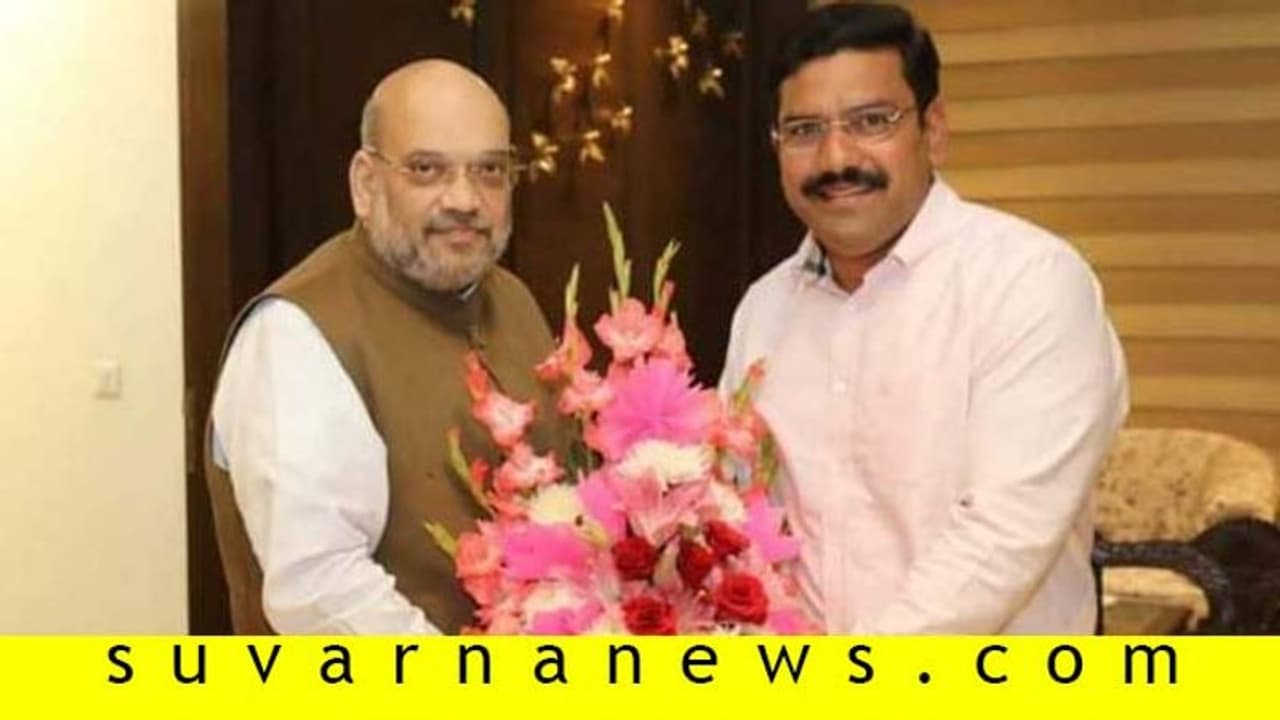 ಭದ್ರಕೋಟೆ ಛಿದ್ರ ಮಾಡಿದ ಚತುರ : ಅಮಿತ್ ಶಾ ಭೇಟಿಯಾದ ವಿಜಯೇಂದ್ರ ಭದ್ರಕೋಟೆ ಛಿದ್ರ ಮಾಡಿದ ಚತುರ : ಅಮಿತ್ ಶಾ ಭೇಟಿಯಾದ ವಿಜಯೇಂದ್ರ