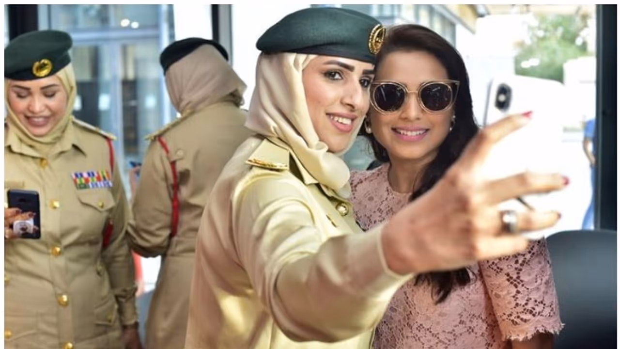 ദുബായ് പൊലീസിലെ വനിതാ ഉദ്യോഗസ്ഥര്ക്കൊപ്പം റാണി മുഖര്ജി വൈറലായി ചിത്രങ്ങള് ദുബായ് പൊലീസിലെ വനിതാ ഉദ്യോഗസ്ഥര്ക്കൊപ്പം റാണി മുഖര്ജി വൈറലായി ചിത്രങ്ങള്