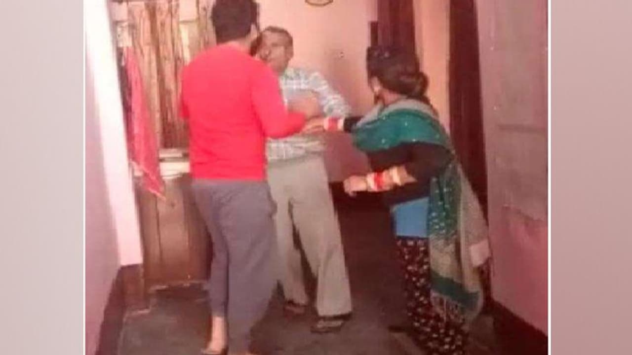 बेटा, बहू और साजिश: यूं किया जा रहा था एक बुजुर्ग को टॉर्चर