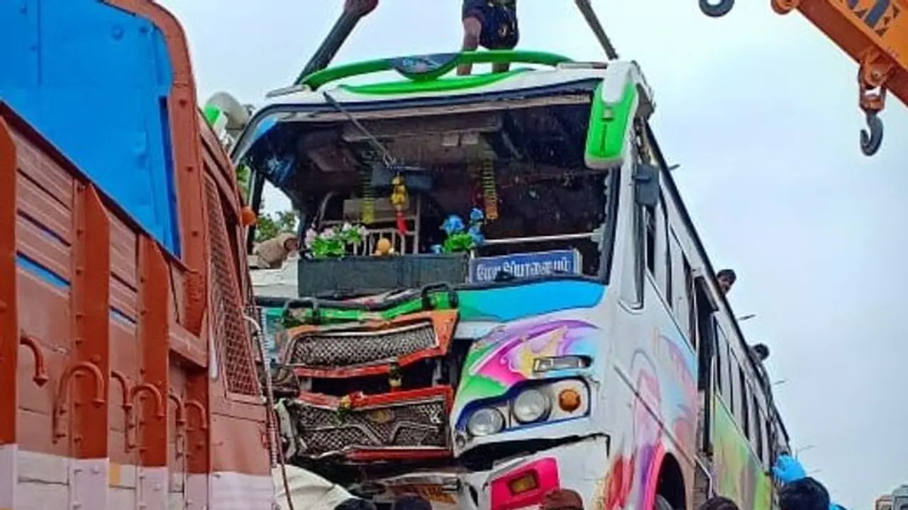 தனியார் பேருந்து ஆம்னி வேன் நேருக்கு நேர் பயங்கர மோதல்..! இருவர் உடல் நசுங்கி பலி..!