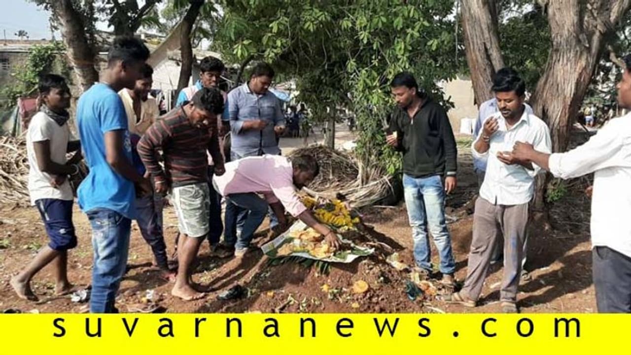 ಬೆಳಗಾವಿ: ಗೋರಿ ಮೇಲೆ ಕಾಗೆಗೆ ಇಟ್ಟಿದ್ದ ಪಿಂಡ ತಿಂದ ಯುವಕರು!