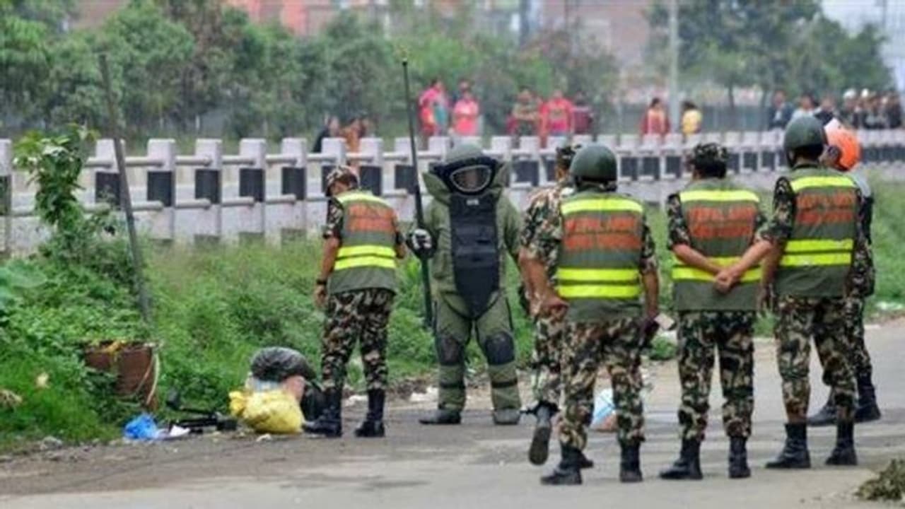नेपाल में बम धमाका, पुलिस अधिकारी समेत दो नागरिक की मौत नेपाल में बम धमाका, पुलिस अधिकारी समेत दो नागरिक की मौत