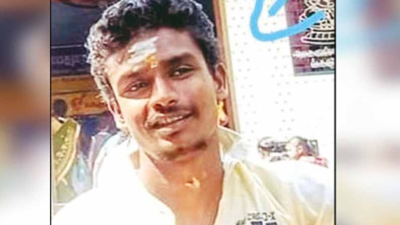 மதுரையில் பயங்கரம்..! கழுத்தறுத்து துடிக்க துடிக்க கொல்லப்பட்ட இளைஞர்..! மதுரையில் பயங்கரம்..! கழுத்தறுத்து துடிக்க துடிக்க கொல்லப்பட்ட இளைஞர்..!