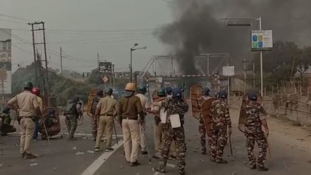 নাগরিকত্ব আইনের প্রতিবাদে রণক্ষেত্র কোনা এক্সপ্রেসওয়ে, পুড়ল ছয়টি বাস নাগরিকত্ব আইনের প্রতিবাদে রণক্ষেত্র কোনা এক্সপ্রেসওয়ে, পুড়ল ছয়টি বাস