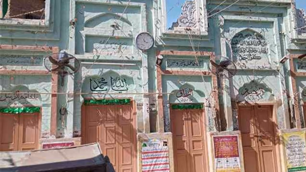 പാകിസ്ഥാന്റെ മണ്ണില് ഈ ബ്രിട്ടീഷുകാരനായി ഒരു ആരാധനാലയമുണ്ട്, ആയിരങ്ങള് അദ്ദേഹത്തെ ആരാധിക്കുന്നതെന്തുകൊണ്ട്? പാകിസ്ഥാന്റെ മണ്ണില് ഈ ബ്രിട്ടീഷുകാരനായി ഒരു ആരാധനാലയമുണ്ട്, ആയിരങ്ങള് അദ്ദേഹത്തെ ആരാധിക്കുന്നതെന്തുകൊണ്ട്?