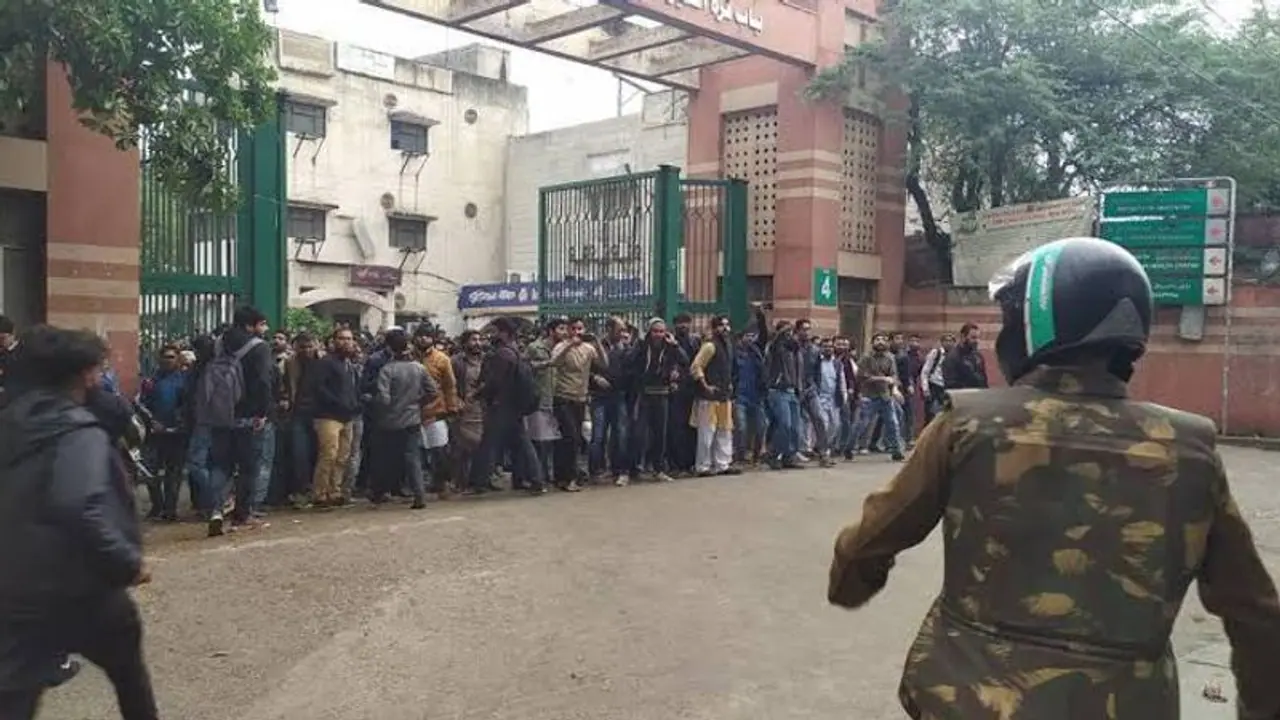 CAB पर विरोध के चलते जामिया होने वाली सेमेस्टर की परीक्षा स्थगित CAB पर विरोध के चलते जामिया होने वाली सेमेस्टर की परीक्षा स्थगित