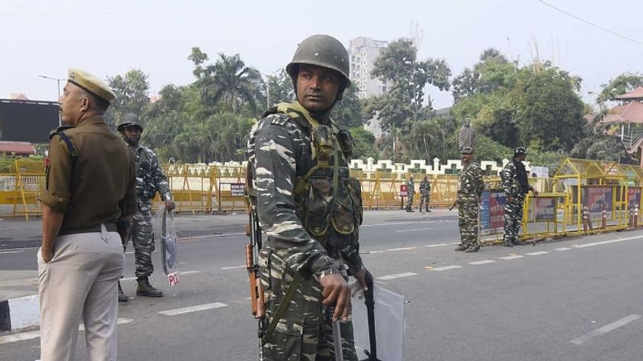 डिब्रूगढ़ में कर्फ्यू में कुछ घंटों की ढील, दुकानों के बाहर लगी लंबी कतारें डिब्रूगढ़ में कर्फ्यू में कुछ घंटों की ढील, दुकानों के बाहर लगी लंबी कतारें