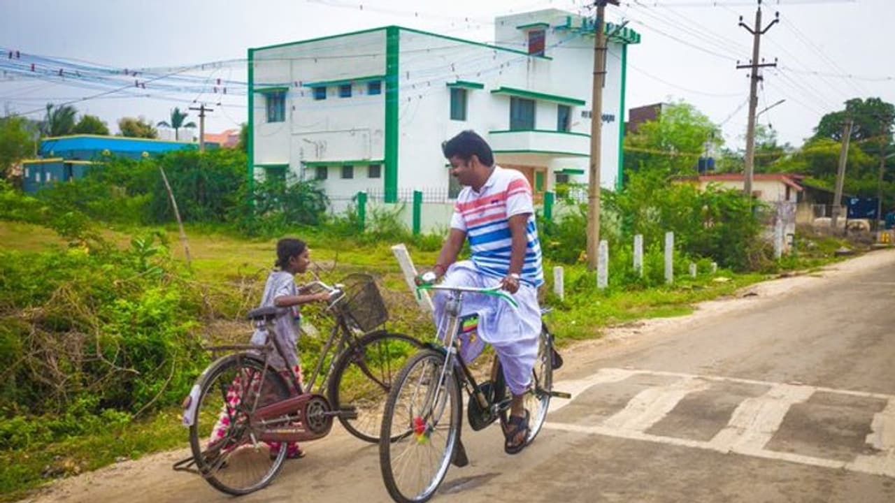 உள்ளூரில் சைக்கிளில் வலம் வரும் தமிழக அமைச்சர்..!! டீசர்ட், லுங்கியில் கலக்கல்...!! உள்ளூரில் சைக்கிளில் வலம் வரும் தமிழக அமைச்சர்..!! டீசர்ட், லுங்கியில் கலக்கல்...!!