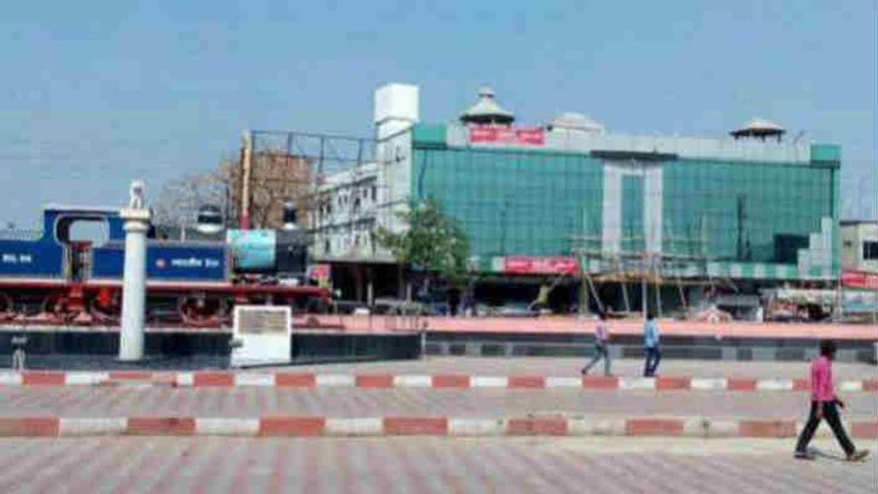 नेताजी के होटल कमरा नंबर 205 में रात को लड़की के साथ यूं सजी थी महफिल और तभी दरवाजे पर...